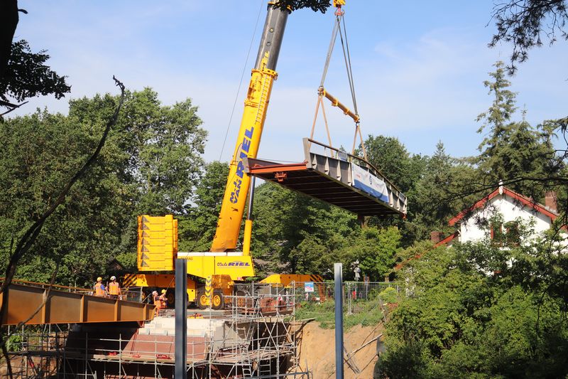 Plaatsing brug over de Maaslijn bij Molenhoek.
